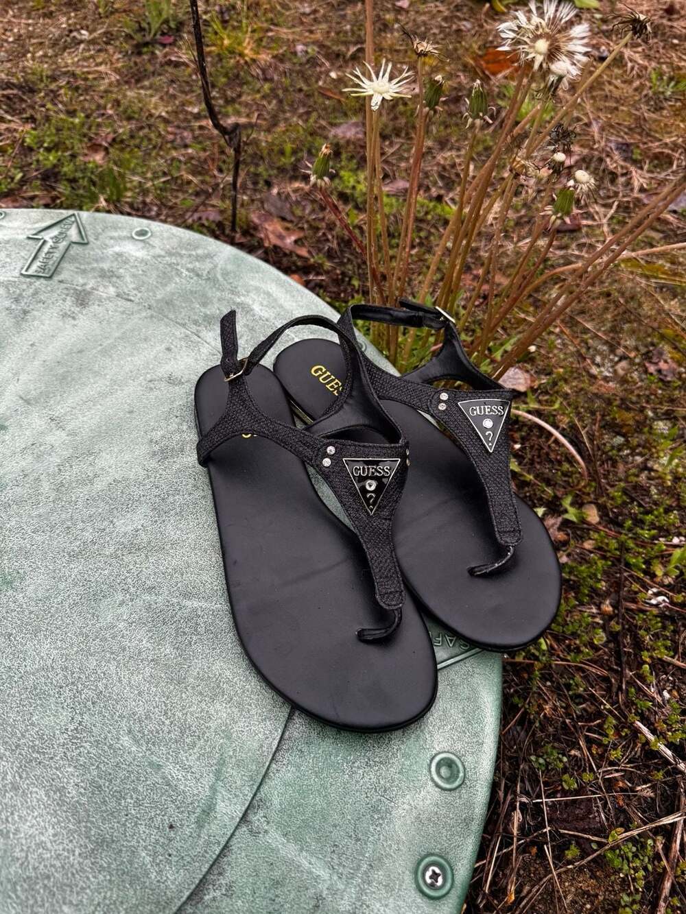 Guess GFCARMELA5 Black Glitter T-Strap Sandals Women’s Size 7